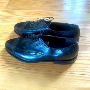 Men’s wing tip Dexter dress shoe